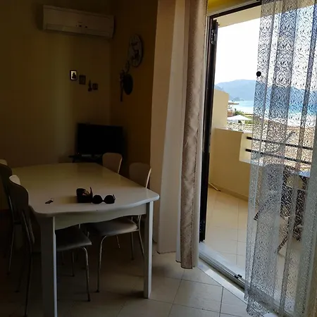 Located In One Of The Beautiful Sandy In Corfu , In .... דירה *